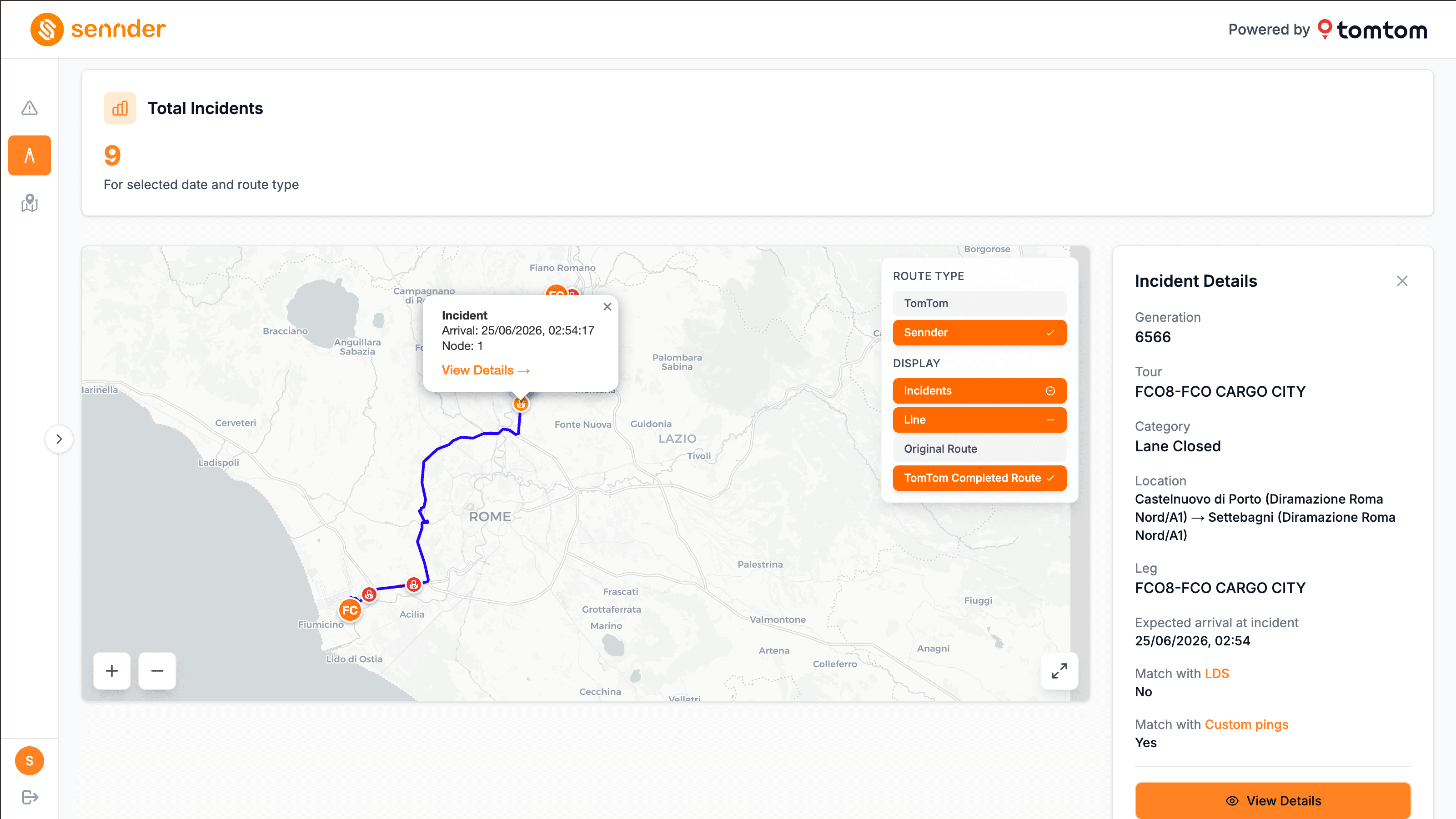Dettaglio di un trasporto nel Traffic Tool: il percorso del mezzo tracciato in blu sulla mappa con l'incidente segnalato lungo la strada, la scelta tra percorso TomTom e Sennder e, a destra, il pannello con i dati dell'evento (categoria, posizione, orario di arrivo previsto all'incidente).